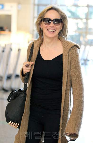 샤론 스톤 (Sharon Vonne Stone/영화배우/미국)
영화 ‘원초적 본능’으로 할리우드 섹시스타가 됐던 샤론 스톤(54)이 27세 연하남과 데이트하는 장면이 포착됐다.