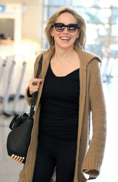 샤론 스톤 (Sharon Vonne Stone/영화배우/미국)
영화 ‘원초적 본능’으로 할리우드 섹시스타가 됐던 샤론 스톤(54)이 27세 연하남과 데이트하는 장면이 포착됐다.