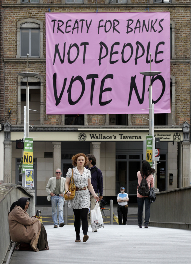 <YONHAP PHOTO-1373> A poster hangs from a building calling for people to vote NO in the upcoming European Fiscal Treaty in central Dublin, Ireland, Tuesday, May 29, 2012. Ireland goes to the polls on May 31 in a national referendum to vote on the adoption of the European Union's Fiscal Treaty which aims to govern the national budgets of the member countries.(AP Photo/Peter Morrison)/2012-05-29 20:44:12/ <저작권자 ⓒ 1980-2012 ㈜연합뉴스. 무단 전재 재배포 금지.>
A poster hangs from a building calling for people to vote NO in the upcoming European Fiscal Treaty in central Dublin on Tuesday.
AP-Yonhap News