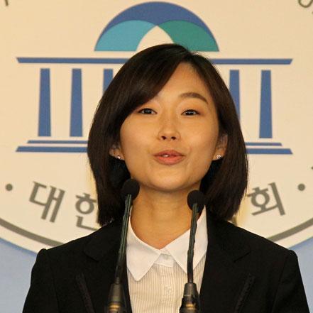 김재연(국회의원, 정당인)
통합진보당 비례대표 경선 파문으로 논란의 중심에 서 있는 김재연 의원이 19대 개원 후 처음으로 기자회견장(정론관)에 섰다. 하지만 정작 기자들 질문에는 한 마디 답도 하지 않고 황급히 자리를 떠났다.