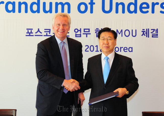 POSCO CEO Chung Joon-yang (right) and GE CEO Jeffrey Immelt shake hands after signing a memorandum of understanding at the Seoul Grand Hyatt on Thursday.  POSCO
POSCO CEO Chung Joon-yang (right) and GE CEO Jeffrey Immelt shake hands after signing a memorandum of understanding at the Seoul Grand Hyatt on Thursday.  POSCO