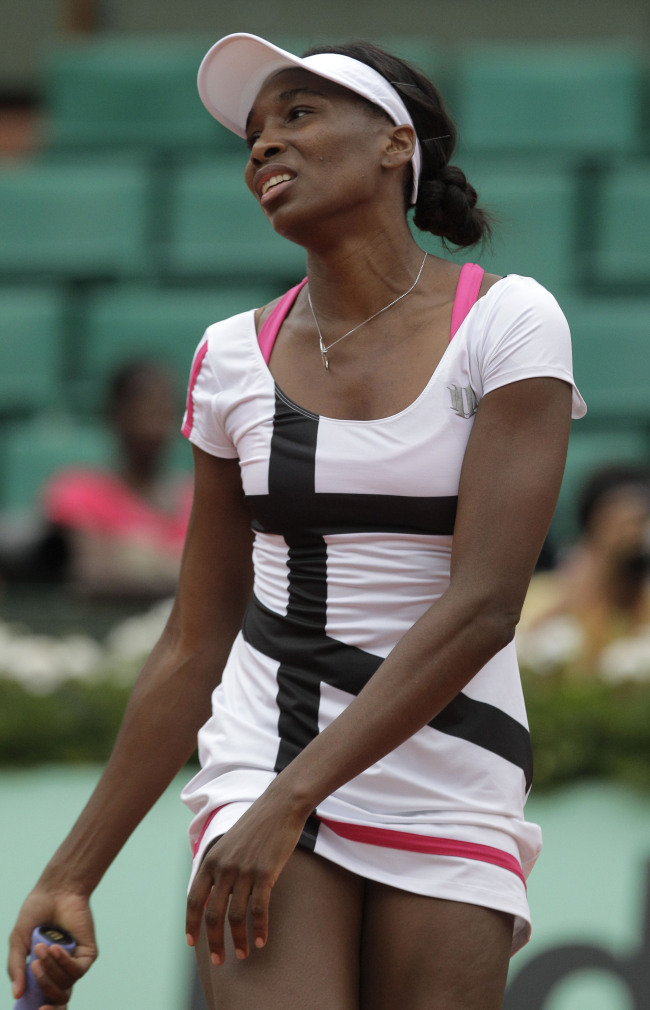<YONHAP PHOTO-0255> USA's Venus Williams reacts as she plays Poland's Agnieszka Radwanska during their second round match in the French Open tennis tournament at the Roland Garros stadium in Paris, Wednesday, May 30, 2012. (AP Photo/Michel Spingler)/2012-05-31 07:27:46/ <저작권자 ⓒ 1980-2012 ㈜연합뉴스. 무단 전재 재배포 금지.>
Venus Williams reacts during her match against Agnieszka Radwanska.  AP-Yonhap News