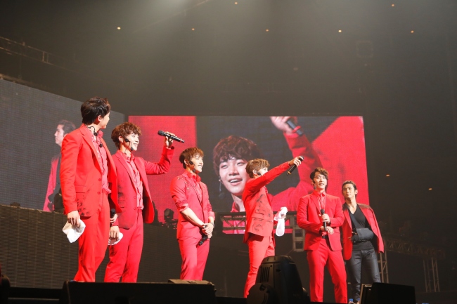 2PM(가수)
2PM이 일본 도쿄 부도칸을 뜨겁게 달궜다.