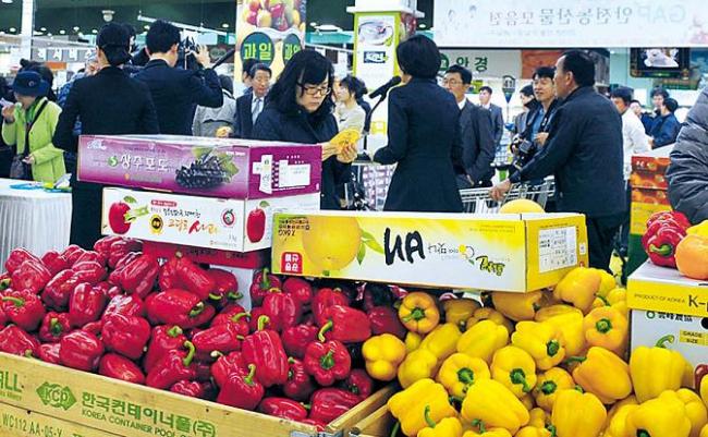 Customers look at vegetables at a store run by the National Agricultural Cooperative Federation in southeastern Seoul. (Kim Myung-sub/The Korea Herald)