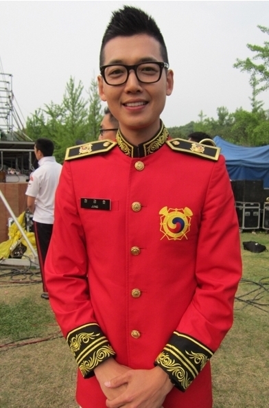 정경호(탤런트, 영화배우)
정경호는 2010년 11월 현역으로 입대하여 현재 3군 사령부 군악대 병장으로 군 복무 중이다.