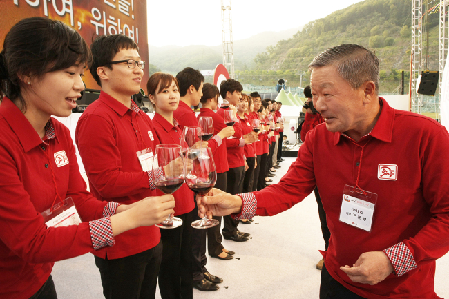 구본무회장이 ‘LG 혁신한마당’ 행사장에서 직원들과 건배하고 있다.  [사진제공=LG]