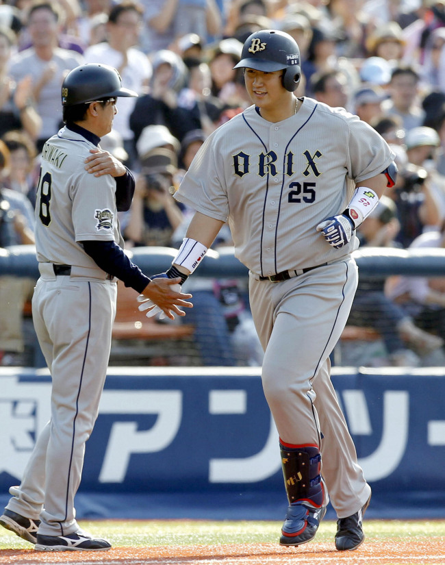 <YONHAP PHOTO-0911> 홈런 친 뒤 3루 주루코치와 손 마주치는 이대호 (요코하마 교도=연합뉴스) 일본프로야구 오릭스 버팔로스의 이대호가 27일 일본 요코하마 스타디움에서 벌어진 요코하마 DeNA 베이스타스와의 교류전에서 2-1로 앞선 5회초 우월 2점 홈런을 터뜨린 뒤 3루를 돌며 모리와키 히로시 주루코치와 손을 마주치고 있다. 2012.5.27/2012-05-27 20:45:49/ <저작권자 ⓒ 1980-2012 ㈜연합뉴스. 무단 전재 재배포 금지.>
Lee Dae-ho rounds the bases after hitting a home run.  Yonhap News