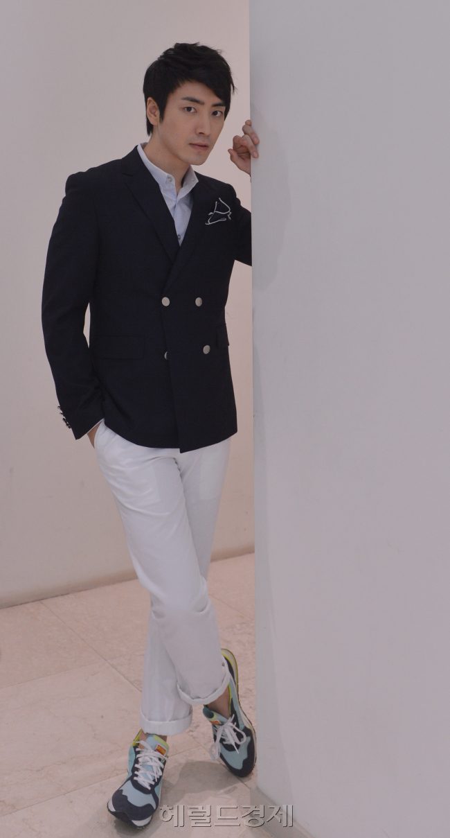 이준혁 인터뷰.<br />이상섭 기자. babtong@heraldm.com 2012.05.30
이준혁 인터뷰.
이상섭 기자. babtong@heraldm.com 2012.05.30