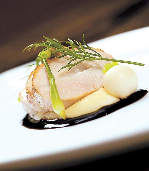 Jeju domi with micro kaenip, chojang
Chicken with pomme puree, balsamic chicken sauce Sheraton Grande Walkerhill