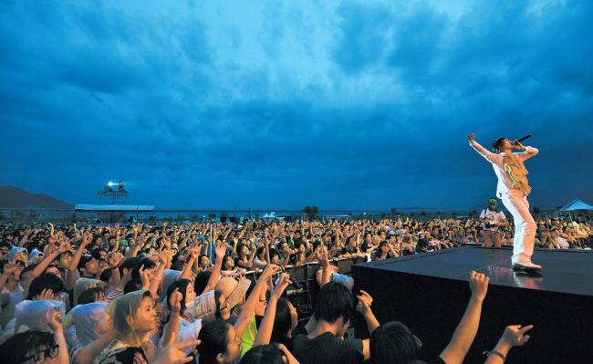 The crowd at Busan International Rock Festival cheer on despite the inclement weather. (Busan International Rock Festival)