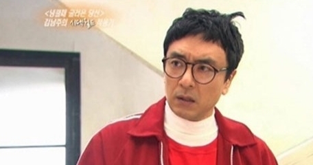 이날 김승우는 “요즘 드라마에서 김남주와 부부호흡을 맞추고 있는 유준상과 비교되는 것에 대해 어떻게 생각하냐“는 질문을 받았고, 이에 “‘넝쿨째 굴러온 당신’은 모든 남편들에게는 SF 판타지 장르의 드라마이며 현실성이 없다”고 말해 웃음을 자아냈다.