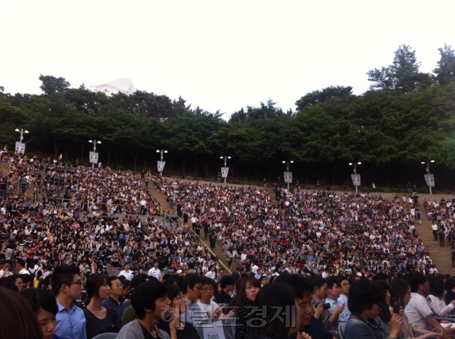 1일 오후 7시 서울 신촌동 연세대 노천극장. ‘정의란 무엇인가’로 잘 알려진 마이클샌델 교수가 1만2000여명의 관중에게 질문을 던졌다. “여러분이 명문대 총장이라고 해보자. 누군가 이런 제안을 해왔다. 입학정원이 90%는 학업능력에 따라 선발하고 나머지 10%는 학업성적은 뛰어나진 않지만 학교에 큰 돈을 기부할 수 있는 학생들을 뽑자는 내용이다. 당신이라면 어떻게 하겠는가?”