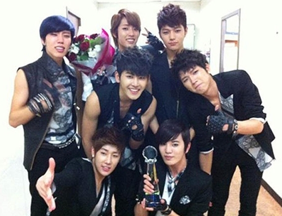 우현, 1위 인증샷 “여러분 사랑합니다!”
