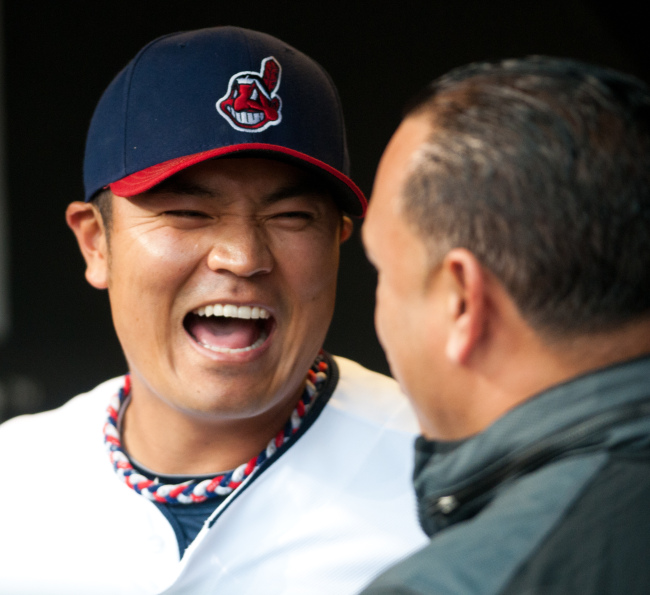 추신수(야구선수)
CLEVELAND, USA, JUNE 1: Cleveland Indians right fielder Shin-Soo Choo (17) talks with former Indian Carlos Baerga before the game at Progressive Field in Cleveland, OH, USA on Friday, June 1, 2012. Photographer: Ken Blaze/Penta Press
Cleveland Indians right fielder Choo Shin-soo talks with former Indians star Carlos Baerga over the weekend. The Korean went 1 for 5 with a run scored on Saturday.
Penta-Yonhap News