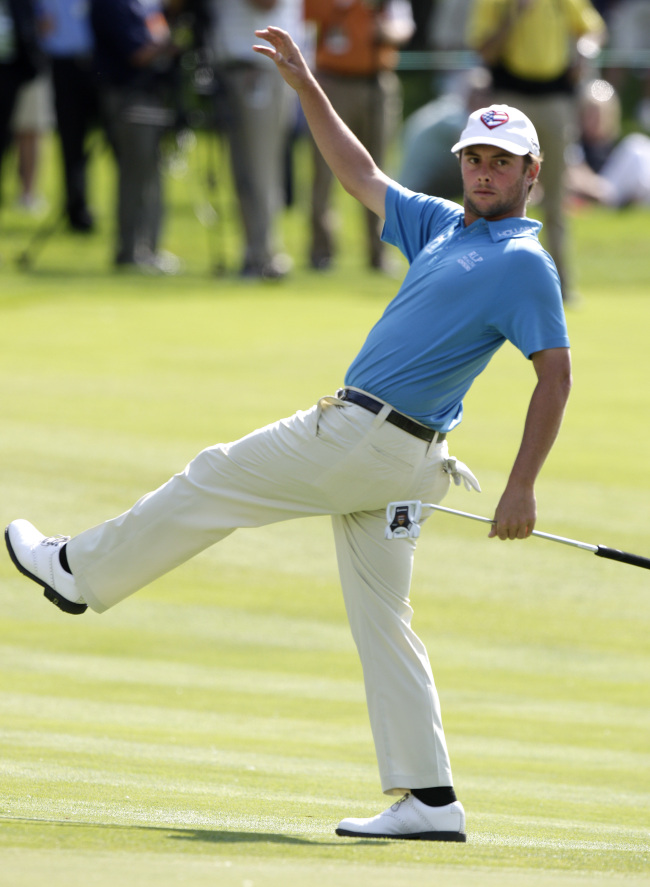 <YONHAP PHOTO-0271> Spencer Levin reacts to missing his birdie putt on the 13th hole during the third round of the Memorial golf tournament Saturday, June 2, 2012, in Dublin, Ohio. (AP Photo/Jay LaPrete)/2012-06-03 06:17:45/ <저작권자 ⓒ 1980-2012 ㈜연합뉴스. 무단 전재 재배포 금지.>
Spencer Levin reacts to missing his birdie putt on the 13th hole on Saturday.  AP-Yonhap News