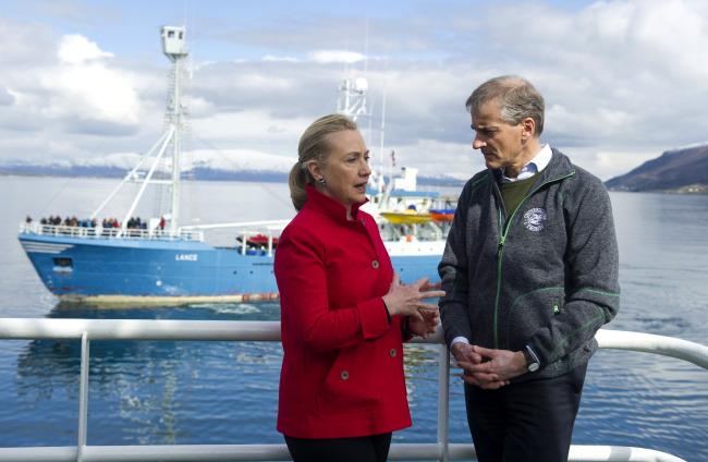 <YONHAP PHOTO-0920> US Secretary of State Hillary Rodham Clinton and Norway's Minister of Foreign Affairs Jonas Gahr Stoere, right, talk together onboard the Arctic Research vessel Helmer Hanssen on a fjord, near the northern Norwegian city of Tromso, Norway, Saturday June 2, 2012. Clinton is trekking north of the Arctic Circle, a region that could become a new international battleground for resources. (AP Photo/Saul Loeb, Pool)/2012-06-02 20:25:27/ <저작권자 ⓒ 1980-2012 ㈜연합뉴스. 무단 전재 재배포 금지.>
U.S. Secretary of State Hillary Rodham Clinton and Norway’s Minister of Foreign Affairs Jonas Gahr Stoere talk together onboard the Arctic Research vessel Helmer Hanssen on a fjord, near the northern Norwegian city of Tromso, Saturday.  AP-Yonhap News