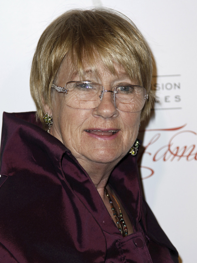 <YONHAP PHOTO-0243> In this March 1, 2012 photo, Kathryn Joosten arrives at the Academy of Television Arts and Sciences 21st Annual Hall of Fame Gala in Beverly Hills, Calif. Joosten, a veteran character actress who played the crotchety, nosey Karen McCluskey on ABC's "Desperate Housewives," has died. She was 72. Publicist Nadine Jolson said Joosten, who had battled lung cancer for years, died Saturday, June 2, 2012, in Los Angeles. (AP Photo/Matt Sayles)/2012-06-03 06:00:27/ <저작권자 ⓒ 1980-2012 ㈜연합뉴스. 무단 전재 재배포 금지.>
In this March 1 photo, Kathryn Joosten arrives at the Academy of Television Arts and Sciences 21st Annual Hall of Fame Gala in Beverly Hills, California.  AP-Yonahp News