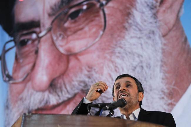 <YONHAP PHOTO-0278> Iranian President Mahmoud Ahmadinejad delivers a speech under a portrait of Iran's supreme leader, Ayatollah Ali Khamenei, on the eve of the 23nd anniversary of the death of their revolutionary leader Ayatollah Ruhollah Khomeini on June 2, 2012. AFP PHOTO/ATTA KENARE../2012-06-03 06:24:25/ <저작권자 ⓒ 1980-2012 ㈜연합뉴스. 무단 전재 재배포 금지.>
Iranian President Mahmoud Ahmadinejad delivers a speech under a portrait of Iran’s supreme leader, Ayatollah Ali Khamenei, on the eve of the 23nd anniversary of the death of their revolutionary leader Ayatollah Ruhollah Khomeini on Saturday.