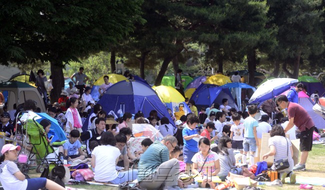 3일 오전 국내 최대규모의 어린이 야외 미술대회인 '제19회 GS칼텍스 녹색환경미술대회'를 올림픽 공원 내 88마당과 한얼광장에서 열린 가운데 참가 어린이들이 가족들과 함께 즐거운 시간을 보내며 그림을 그리고 있다. 박해묵 기자/mook@heraldm.com
3일 오전 국내 최대규모의 어린이 야외 미술대회인 '제19회 GS칼텍스 녹색환경미술대회'를 올림픽 공원 내 88마당과 한얼광장에서 열린 가운데 참가 어린이들이 가족들과 함께 즐거운 시간을 보내며 그림을 그리고 있다. 박해묵 기자/mook@heraldm.com