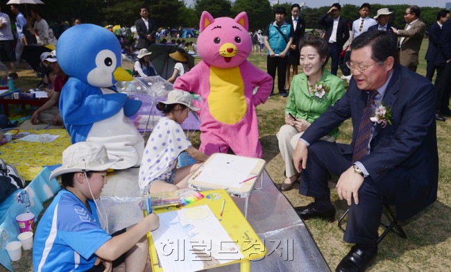 3일 오전 국내 최대규모의 어린이 야외 미술대회인 '제19회 GS칼텍스 녹색환경미술대회'를 올림픽 공원 내 88마당과 한얼광장에서 열린 가운데 허동구 GS칼텍스 회장과 유영숙 환경부장관이 참가 어린이들과 이야기를 나누고 있다. 박해묵 기자/mook@heraldm.com
3일 오전 국내 최대규모의 어린이 야외 미술대회인 '제19회 GS칼텍스 녹색환경미술대회'를 올림픽 공원 내 88마당과 한얼광장에서 열린 가운데 허동구 GS칼텍스 회장과 유영숙 환경부장관이 참가 어린이들과 이야기를 나누고 있다. 박해묵 기자/mook@heraldm.com