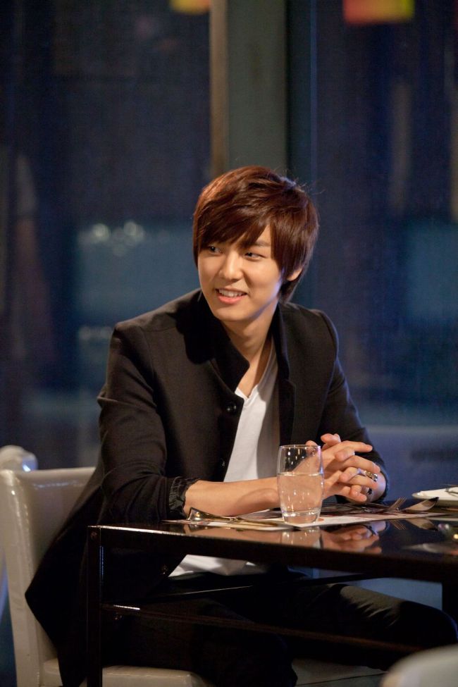 강민혁(가수, 탤런트)
남성밴드 씨엔블루 멤버 강민혁이 KBS2 주말드라마 ‘넝쿨째 굴러온 당신’(이하 넝굴당)에서 살아있는 표정연기와 몸개그를 선보이며 시청자들의 웃음을 자아냈다.