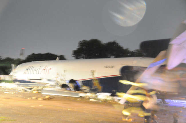 <YONHAP PHOTO-0332> (120602) -- ACCRA, June 2, 2012 (Xinhua) -- Rescuers work at the site of plane crash in Accra, Ghana, June 2, 2012. A cargo plane crashed outside the El Wak Stadium, less than 10 km from the Accra airport in the capital of Ghana, around 8 pm local time on Saturday. Local television said 15 bodies were pulled out of the severely damaged bus which was beside the plane wreckage. (Xinhua/Shao Haijun)/2012-06-03 08:03:14/ <저작권자 ⓒ 1980-2012 ㈜연합뉴스. 무단 전재 재배포 금지.>
Rescuers work at the site of plane crash in Accra, Ghana on Saturday.  Xinhua-Yonhap News