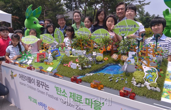홈플러스 e파란재단은 환경의 날을 앞두고 3일 청와대 사랑채에서 유영숙 환경부장관, 이승한 홈플러스회장, 김재범 UNEP한국위원회대표등이 참석한 가운데 2012 e파란어린이환경큰잔치를 열어 탄소제로 마을시연을 하고 있다.<br />이상섭 기자. babtong@heraldm.com 2012.06.03