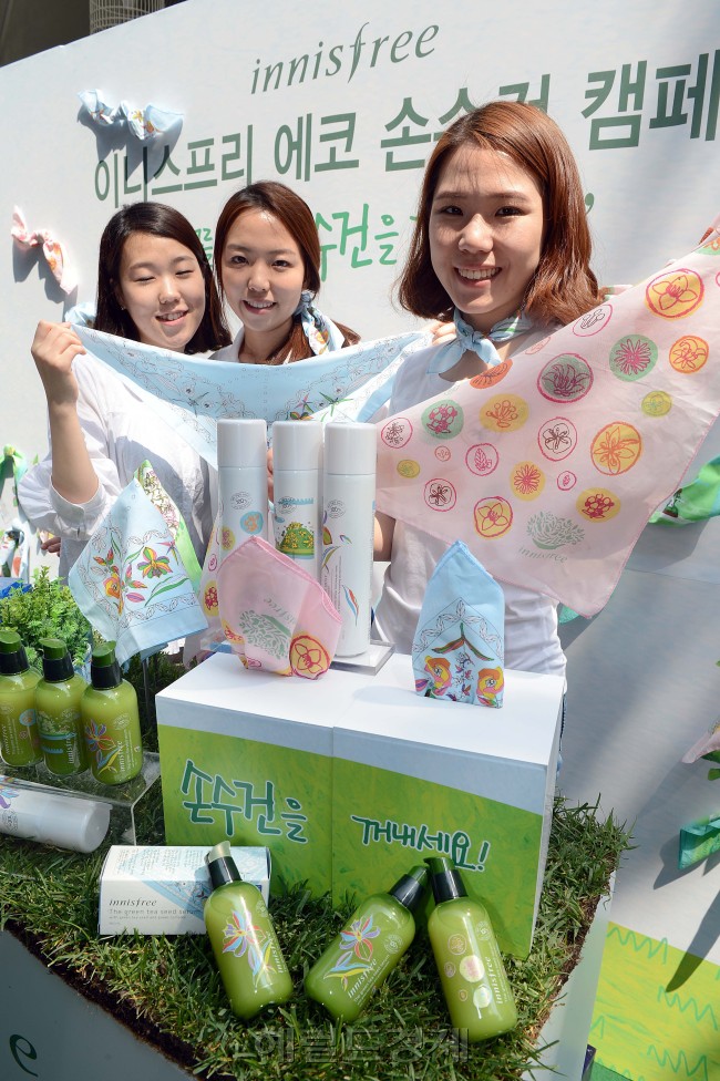 이니스프리가 6월 환경의달을 맞아 '에코 손수건 캠페인'을 알리는 행사를 3일 서울 명동 매장에서 진행하고 있다. 2010년부터 시작된 '에코 손수건 캠페인'은 휴지대신 손수건을 사용함으로써 나무와 꽃을 살리고 지구를 보호하자는 취지의 환경캠페인이다.<br />이상섭 기자. babtong@heraldm.com 2012.06.03
