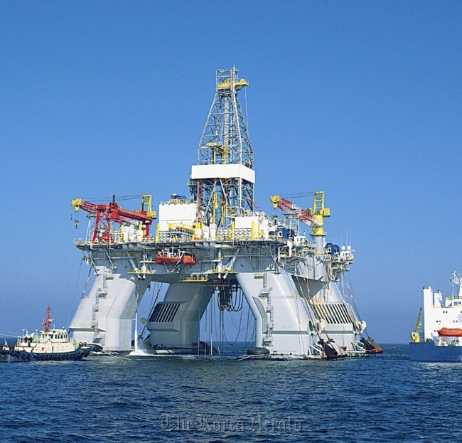 Deepwater Nautilus, an ultra-deepwater, semi-submersible offshore drilling rig, which was built in 1999 by Hyundai Heavy Industries for U.S. drilling company Transocean.  HHI