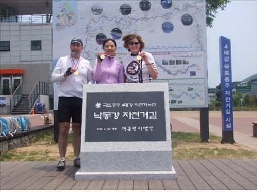 Former U.S. Ambassador to Korea Kathleen Stephens (right) poses with other participants after completing a five-day bicycle tour along the country’s four rivers.   Yonhap News