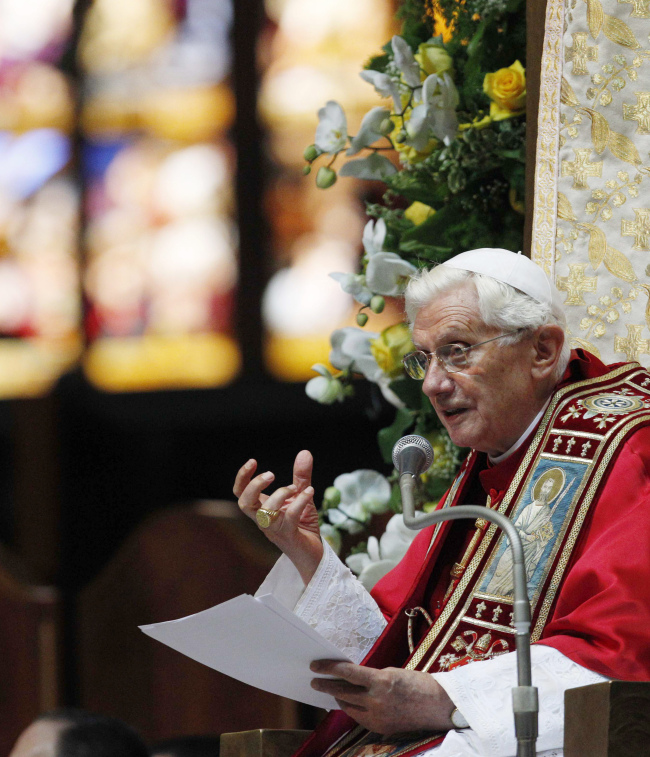 <YONHAP PHOTO-0888> Pope Benedict XVI delivers his speech as he attends a meeting with priests and religious at the Duomo gothic cathedral, in Milan, Italy, Saturday, June 2, 2012. Benedict's three-day trip to Milan for events focusing on the institution of the family is a welcome pastoral respite from an embarrassing and damaging leaks scandal at the Vatican that has engulfed the pontiff's personal butler. In contrast to the strains at home, the pontiff was welcomed by tens of thousands of cheering well-wishers in the square outside Milan's emblematic Cathedral earlier Friday. (AP Photo/Luca Bruno)/2012-06-02 19:30:27/ <저작권자 ⓒ 1980-2012 ㈜연합뉴스. 무단 전재 재배포 금지.>
Pope Benedict XVI delivers his speech as he attends a meeting with priests and the religious at the Duomo gothic cathedral, in Milan on Saturday.   AP-Yonhap News