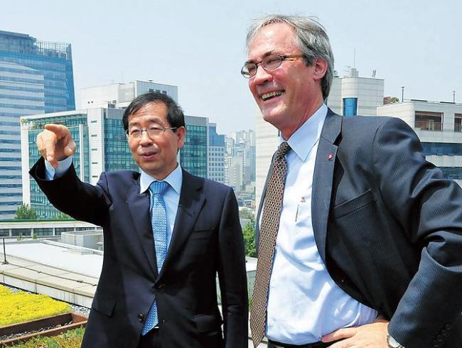 Canadian Ambassador David Chatterson (right) and Seoul Mayor Park Won-soon check out the embassy’s new roof garden
on May 25. (Canadian Embassy)