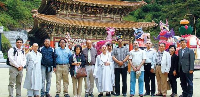 Syed Aqil Shah (sixth from right), tourism minister for Pakistan’s KPK province, poses for a picture with monks and his delegation
at Gwanmunsa on May 28. (Pakistan Embassy)