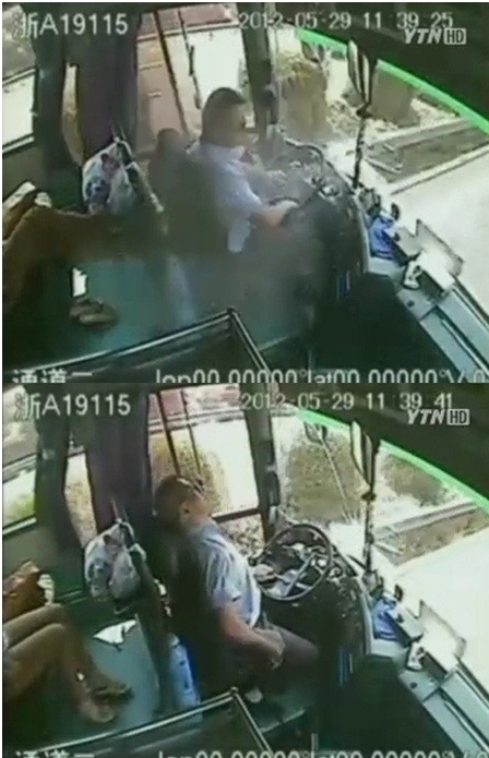 지난달 29일(현지시각) 중국 현지 언론들은 “중국 장쑤성의 한 고속도로를 달리던 버스를 향해 철조각이 날아 들어와 운전기사를 강타해 치명상을 입혔다”고 보도했다.
　
이 기사는 철조각에 맞았음에도 불구하고 침착하게 운전대를 잡고 안전하게 버스를 세운 뒤 비상등을 켜고 브레이크를 채웠다. 이어 그는 승객들을 향해 “버스가 아직 고속도로에 있어 위험하니 함부로 도로 밖으로 나가지 말 것”이라고 전하며 좌석에 쓰러졌다.