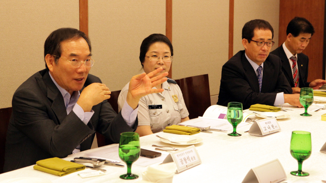 KESI chief Gong Chang-seok (left) speaks about children’s safety
at a meeting in Seoul on Friday. (KESI)