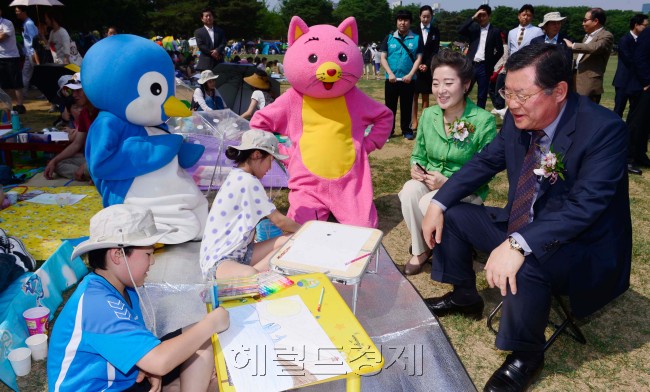 3일 오전 국내 최대규모의 어린이 야외 미술대회인 '제19회 GS칼텍스 녹색환경미술대회'를 올림픽 공원 내 88마당과 한얼광장에서 열린 가운데 허동수 GS칼텍스 회장과 유영숙 환경부장관이 참가 어린이들과 이야기를 나누고 있다. 박해묵 기자/mook@heraldm.com
3일 오전 국내 최대규모의 어린이 야외 미술대회인 '제19회 GS칼텍스 녹색환경미술대회'를 올림픽 공원 내 88마당과 한얼광장에서 열린 가운데 허동수 GS칼텍스 회장과 유영숙 환경부장관이 참가 어린이들과 이야기를 나누고 있다. 박해묵 기자/mook@heraldm.com
GS칼텍스는 환경의 날을 앞두고 지난 3일 국내 최대규모의 어린이 야외 미술대회인 ‘제19회 GS칼텍스 녹색환경미술대회’를 올림픽 공원 내 88마당과 한얼광장에서 열었다고 밝혔다. 허동수<오른쪽> GS칼텍스 회장과 유영숙 환경부장관이 환하게 웃으며 어린이들이 그림 그리는 모습을 지켜보고 있다.   박해묵 기자/mook@heraldm.com