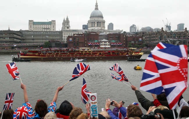 The Royal Barge passes St. Paul's Cathedral during the Diamond Jubilee River Pageant along the River Thames to Tower Bridge, in London, Sunday. (AP-Yonhap News)