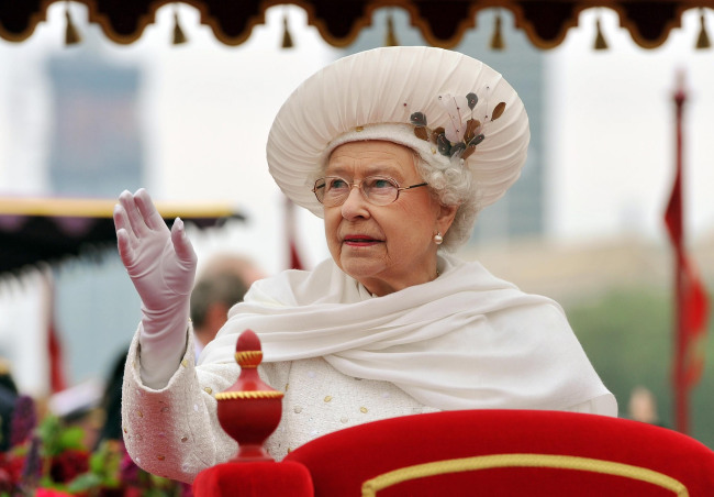 Britain's Queen Elizabeth II, waves from the royal barge during the Diamond Jubilee Pageant on the River Thames in London Sunday. (AP-Yonhap News)