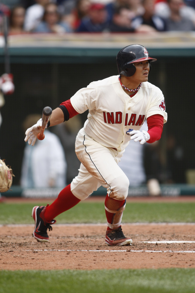 <YONHAP PHOTO-0262> CLEVELAND, OH - JUNE 03: Shin-Soo Choo #17 of the Cleveland Indians connects for a double during the game against the Minnesota Twins at Progressive Field on June 3, 2012 in Cleveland, Ohio. The Twins defeated the Indians 6-3. John Grieshop/Getty Images/AFP== FOR NEWSPAPERS, INTERNET, TELCOS & TELEVISION USE ONLY ==../2012-06-04 07:28:40/ <저작권자 ⓒ 1980-2012 ㈜연합뉴스. 무단 전재 재배포 금지.>
Cleveland Indians right fielder Choo Shin-soo hits a double against the Minnesota Twins on Sunday. The Korean went 2 for 4 to lift his batting average to .270.  AFP-Yonhap News