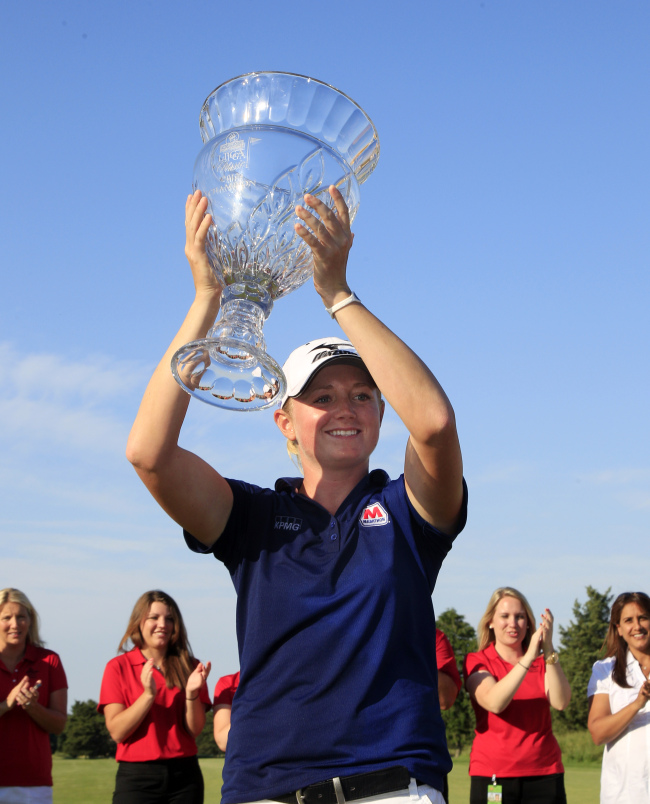 스테이시 루이스 (Stacy Lewis/골퍼/미국)
<YONHAP PHOTO-0278> Stacy Lewis holds up the winner's trophy on the 18th hole after winning the LPGA ShopRite Classic golf competition at Stockton Seaview Hotel and Golf Club in Galloway Township, N.J., Sunday, June 3, 2012. Lewis finished 12-under-par, 201 for the tournament. (AP Photo/Mel Evans)/2012-06-04 07:31:56/ <저작권자 ⓒ 1980-2012 ㈜연합뉴스. 무단 전재 재배포 금지.>
Stacy Lewis poses with the winner’s trophy.
AP-Yonhap News