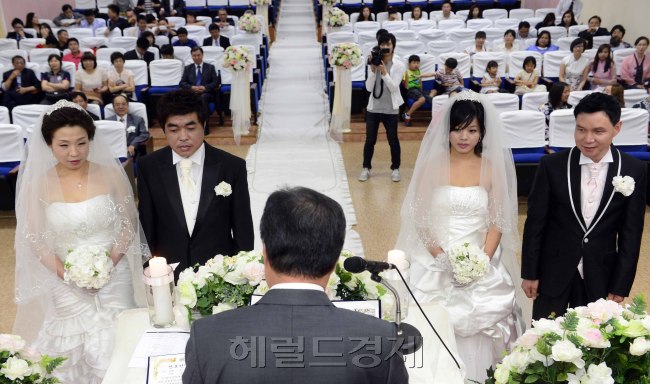 여성채널 동아TV(대표 장윤영)와 헤럴드경제 코리아헤럴드를 발행하는 헤럴드미디어가
3일 오후 서울 마포구 국민건강보험공단 강의실에서 검소하고 건전한 혼례문화 정착을
위한 '행복한 결혼' 캠페인을 펼치고 있다. 박해묵 기자/mook@heraldm.com
여성채널 동아TV(대표 장윤영)와 헤럴드경제 코리아헤럴드를 발행하는 헤럴드미디어가
3일 오후 서울 마포구 국민건강보험공단 강의실에서 검소하고 건전한 혼례문화 정착을
위한 '행복한 결혼' 캠페인을 펼치고 있다. 박해묵 기자/mook@heraldm.com
여성채널 동아TV(대표 장윤영)와 헤럴드경제 코리아헤럴드를 발행하는 헤럴드미디어가 <br />3일 오후 서울 마포구 국민건강보험공단 강의실에서 검소하고 건전한 혼례문화 정착을 <br />위한 '행복한 결혼' 캠페인을 펼치고 있다. 박해묵 기자/mook@heraldm.com