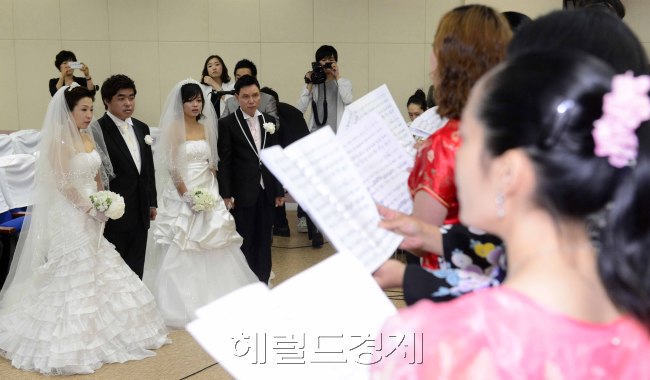 여성채널 동아TV(대표 장윤영)와 헤럴드경제 코리아헤럴드를 발행하는 헤럴드미디어가
3일 오후 서울 마포구 국민건강보험공단 강의실에서 검소하고 건전한 혼례문화 정착을
위한 '행복한 결혼' 캠페인을 열고 최승주-부티항(베트남), 손광호-고청청(중국) 두 커플의 결혼식을 진행하고 있다. 박해묵 기자/mook@heraldm.com
여성채널 동아TV(대표 장윤영)와 헤럴드경제 코리아헤럴드를 발행하는 헤럴드미디어가
3일 오후 서울 마포구 국민건강보험공단 강의실에서 검소하고 건전한 혼례문화 정착을
위한 '행복한 결혼' 캠페인을 열고 최승주-부티항(베트남), 손광호-고청청(중국) 두 커플의 결혼식을 진행하고 있다. 박해묵 기자/mook@heraldm.com
여성채널 동아TV(대표 장윤영)와 헤럴드경제 코리아헤럴드를 발행하는 헤럴드미디어가 <br />3일 오후 서울 마포구 국민건강보험공단 강의실에서 검소하고 건전한 혼례문화 정착을 <br />위한 '행복한 결혼' 캠페인을 열고 최승주-부티항(베트남), 손광호-고청청(중국) 두 커플의 결혼식을 진행하고 있다. 박해묵 기자/mook@heraldm.com