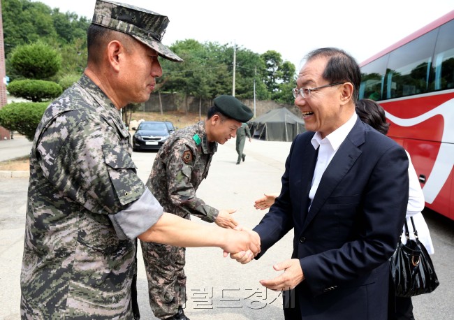 새누리당 지도부 수색 비행장 도착 =<br />새누리당 황우여 대표가 4일 백령도 방문을 하려고 수색 비행장에 도착, 안내하려고 나온 김시록 해병대 부사령관과 악수하고 있다. -국회사진기자단-
새누리당 지도부 수색 비행장 도착 =
새누리당 황우여 대표가 4일 백령도 방문을 하려고 수색 비행장에 도착, 안내하려고 나온 김시록 해병대 부사령관과 악수하고 있다. -국회사진기자단-
종북 논란으로 민주통합당이 곤혹스런 상황에 빠진 4일 황우여 대표 등 새누리당 지도부는 전격 백령도를 방문했다. 북한 도발의 상징인 천안함 사태와 연평도 포격 사건의 현장에서 자신들의 차별화된 안보관을 강조하기 위한 전략이다.  박현구 기자/phko@heraldm.com