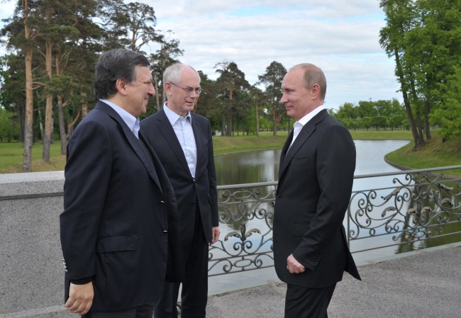 <YONHAP PHOTO-0162> Russian President Vladimir Putin, right, European Commission President Jose Manuel Barroso, left, and European Council President Herman Van Rompuy , center, speak during the Russia EU Summit outside St. Petersburg, Russia, Sunday, June 3, 2012. (AP Photo/RIA-Novosti, Alexei Nikolsky, Government Press Service)/2012-06-04 05:51:29/ <저작권자 ⓒ 1980-2012 ㈜연합뉴스. 무단 전재 재배포 금지.>
Russian President Vladimir Putin (right), European Commission President Jose Manuel Barroso (left) and European Council President Herman Van Rompuy speak during the Russia-EU Summit in St. Petersburg, Russia, Sunday.     AP-Yonhap News