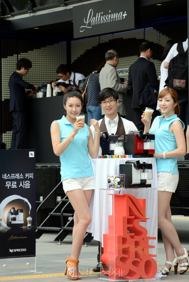 4일 오전 서울 용산 아이파크몰 광장에서 프리미엄 캡슐커피 브랜드인 네스프레소가 신제품 캡슐커피 머신 '라티시마 플러스' 런칭을 기념해 시음행사를 열고 있다./ 안훈기자 rosedale@ 2012.06.04
4일 오전 서울 용산 아이파크몰 광장에서 프리미엄 캡슐커피 브랜드인 네스프레소가 신제품 캡슐커피 머신 '라티시마 플러스' 런칭을 기념해 시음행사를 열고 있다./ 안훈기자 rosedale@ 2012.06.04
