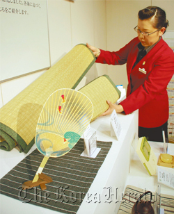 A saleswoman shows a fan and cooling straw mats at the Mitsukoshi Nihonbashi main store in Chuo Ward, Tokyo.
Yomiuri Shimbun
A saleswoman shows a fan and cooling straw mats at the Mitsukoshi Nihonbashi main store in Chuo Ward, Tokyo.
Yomiuri Shimbun