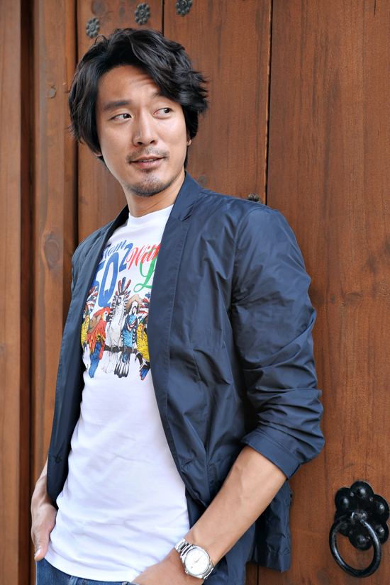 김민준(영화배우, DJ)
186cm의 훤칠한 키에 딱 벌어진 어깨, 거기다 얼굴까지 잘생겼다. 일명 ‘보고만 있어도 훈훈해진다’는 뜻을 가진 ‘훈남’의 조건에 딱 맞아떨어진다. 바로 모델출신으로 지난 2003년 MBC 드라마 ‘조선 여형사 다모’로 연기자로 데뷔한 배우 김민준이 그 주인공이다.