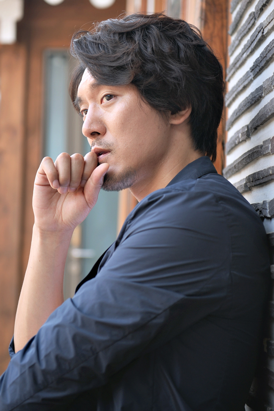 김민준(영화배우, DJ)
186cm의 훤칠한 키에 딱 벌어진 어깨, 거기다 얼굴까지 잘생겼다. 일명 ‘보고만 있어도 훈훈해진다’는 뜻을 가진 ‘훈남’의 조건에 딱 맞아떨어진다. 바로 모델출신으로 지난 2003년 MBC 드라마 ‘조선 여형사 다모’로 연기자로 데뷔한 배우 김민준이 그 주인공이다.