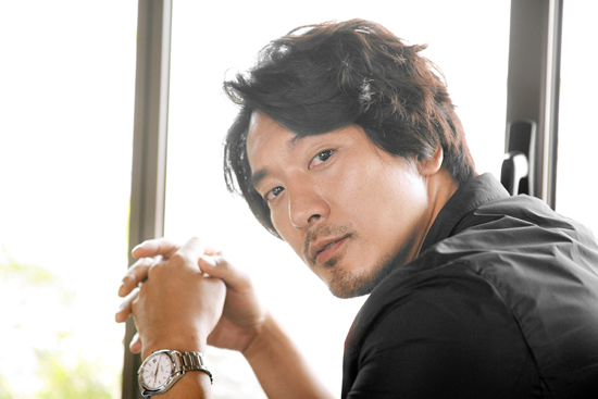 김민준(영화배우, DJ)
186cm의 훤칠한 키에 딱 벌어진 어깨, 거기다 얼굴까지 잘생겼다. 일명 ‘보고만 있어도 훈훈해진다’는 뜻을 가진 ‘훈남’의 조건에 딱 맞아떨어진다. 바로 모델출신으로 지난 2003년 MBC 드라마 ‘조선 여형사 다모’로 연기자로 데뷔한 배우 김민준이 그 주인공이다.