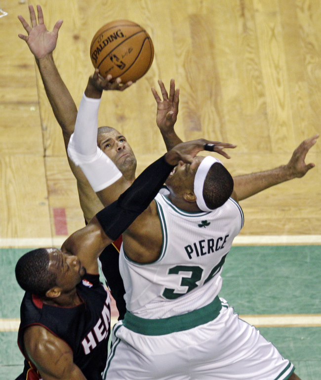 <YONHAP PHOTO-0492> Boston Celtics forward Paul Pierce (34) is double-teamed by Miami Heat forward Shane Battier, rear, and guard Dwyane Wade, left, during the first quarter of Game 4 in their NBA basketball Eastern Conference finals playoffs series in Boston, Sunday, June 3, 2012. (AP Photo/Charles Krupa)/2012-06-04 10:59:27/ <저작권자 ⓒ 1980-2012 ㈜연합뉴스. 무단 전재 재배포 금지.>
Boston Celtics forward Paul Pierce drives to the basket against the Miami Heat on Sunday.
AP-Yonhap News
